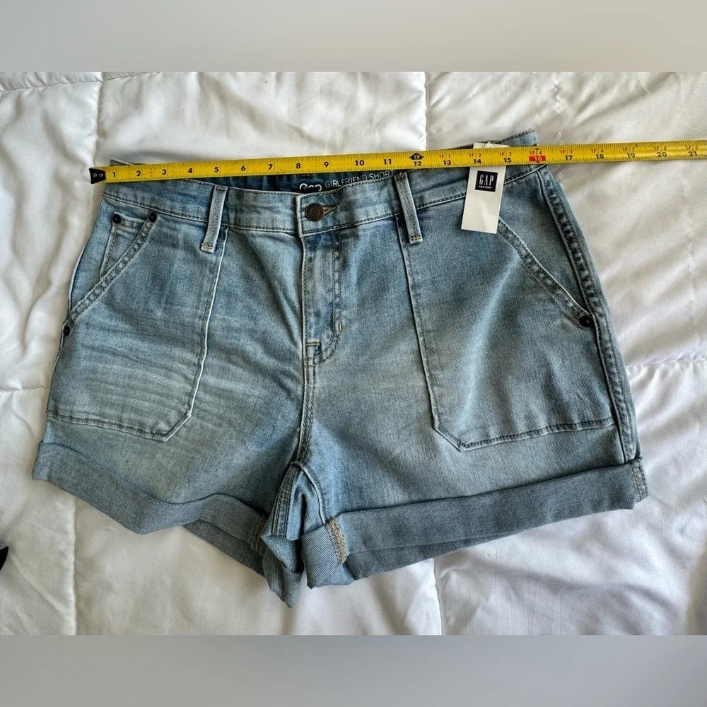 GAP shorts girlfriend